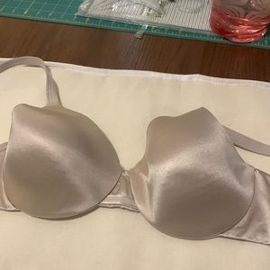Bali gently worn 38C full coverage bra. Tan